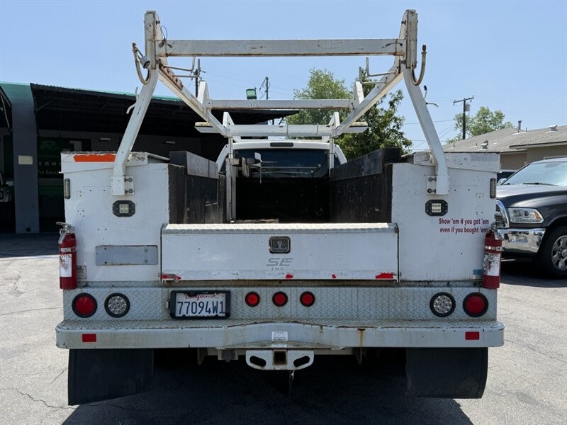 Ford Super Duty F-550 DRW Vehicle Full-screen Gallery Image 08