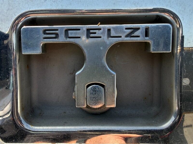 Ford Super Duty F-550 DRW Vehicle Full-screen Gallery Image 09