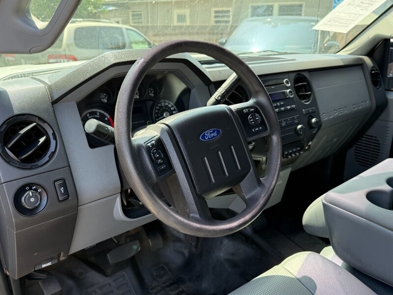 Ford Super Duty F-550 DRW Vehicle Full-screen Gallery Image 10