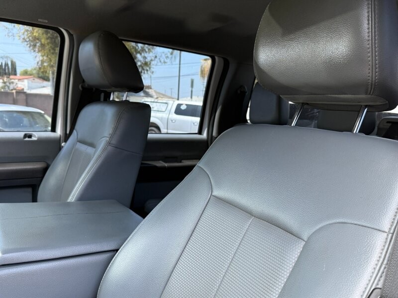 Ford Super Duty F-550 DRW Vehicle Full-screen Gallery Image 11