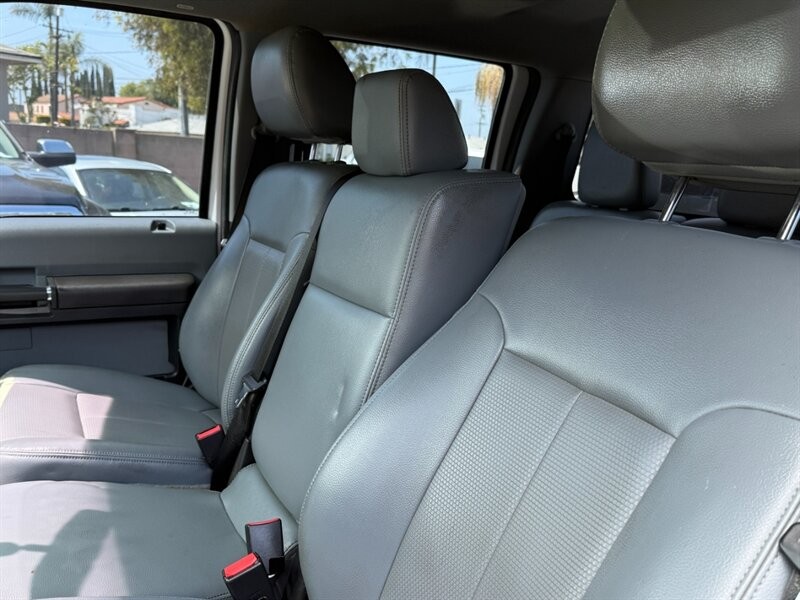 Ford Super Duty F-550 DRW Vehicle Full-screen Gallery Image 12