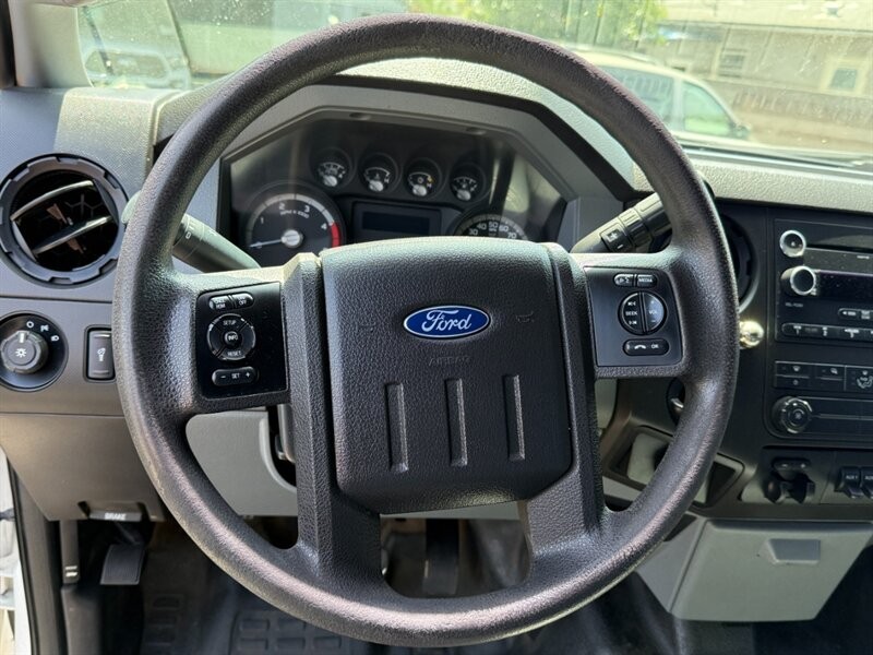 Ford Super Duty F-550 DRW Vehicle Full-screen Gallery Image 13