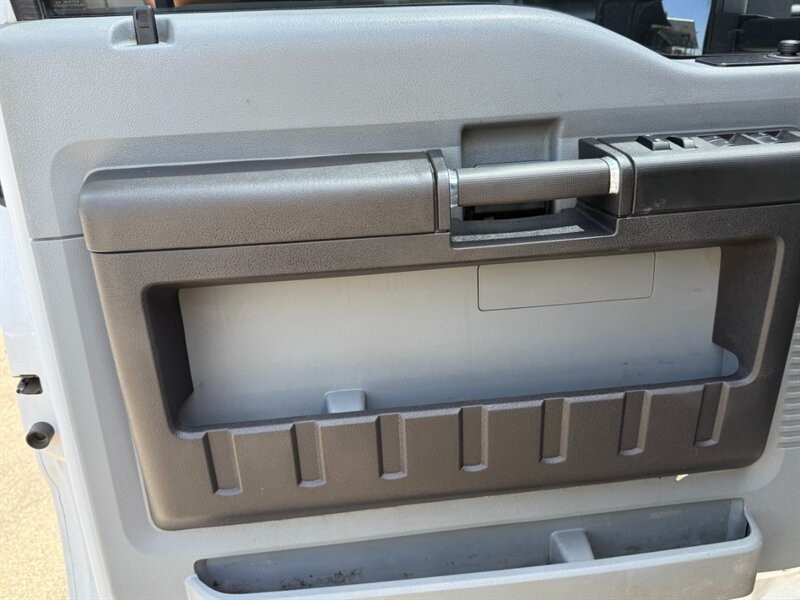 Ford Super Duty F-550 DRW Vehicle Full-screen Gallery Image 16
