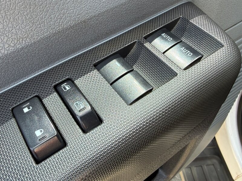 Ford Super Duty F-550 DRW Vehicle Full-screen Gallery Image 17