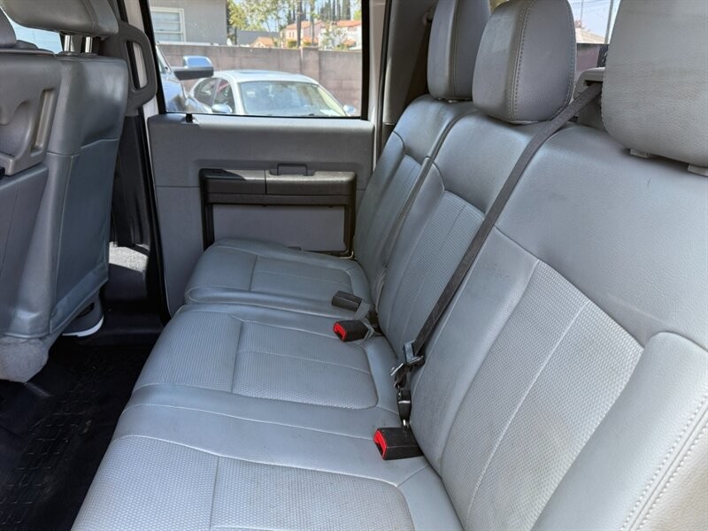 Ford Super Duty F-550 DRW Vehicle Full-screen Gallery Image 18