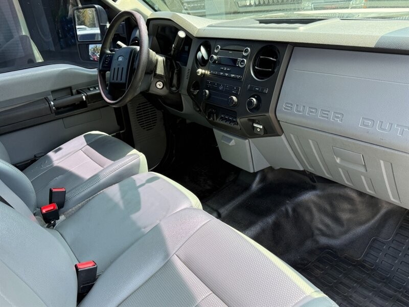 Ford Super Duty F-550 DRW Vehicle Full-screen Gallery Image 19