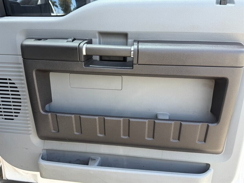 Ford Super Duty F-550 DRW Vehicle Full-screen Gallery Image 20