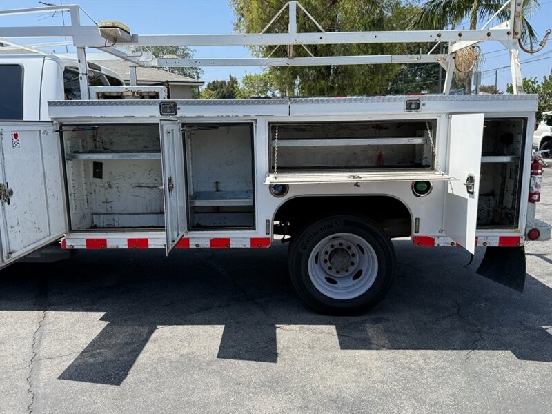 Ford Super Duty F-550 DRW Vehicle Full-screen Gallery Image 21