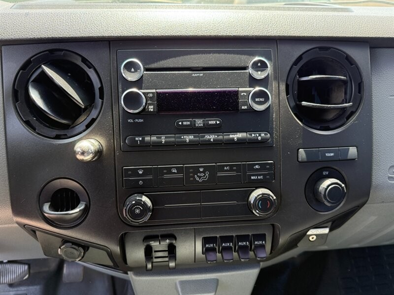 Ford Super Duty F-550 DRW Vehicle Full-screen Gallery Image 23
