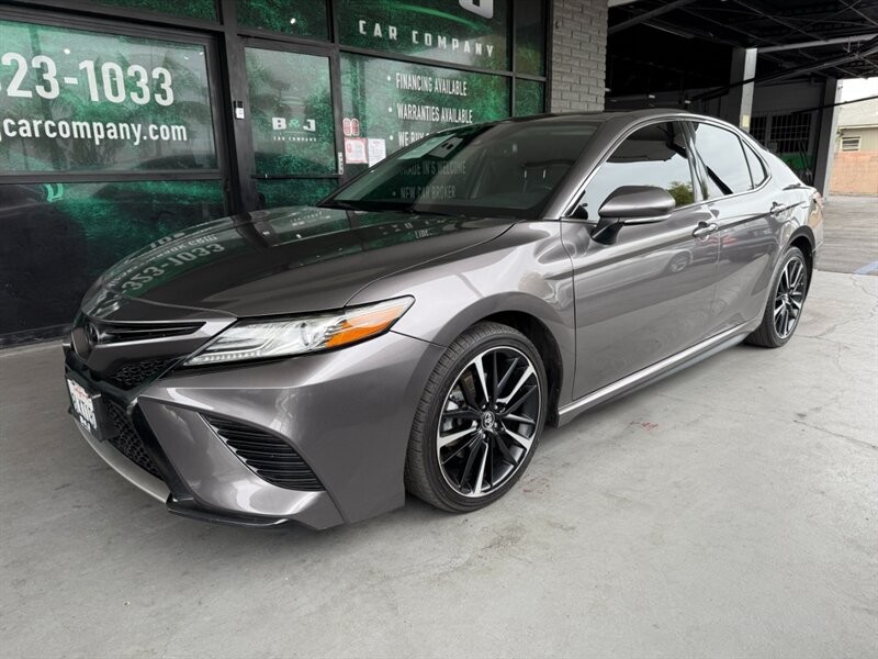 Toyota Camry Vehicle Full-screen Gallery Image 01