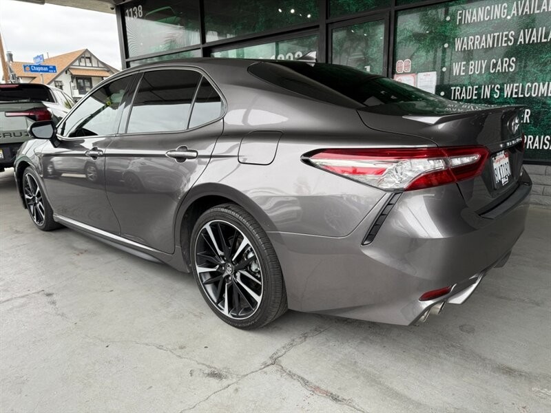 Toyota Camry Vehicle Full-screen Gallery Image 04
