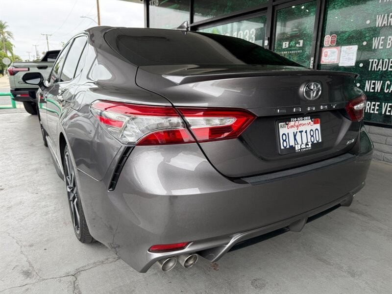 Toyota Camry Vehicle Full-screen Gallery Image 06