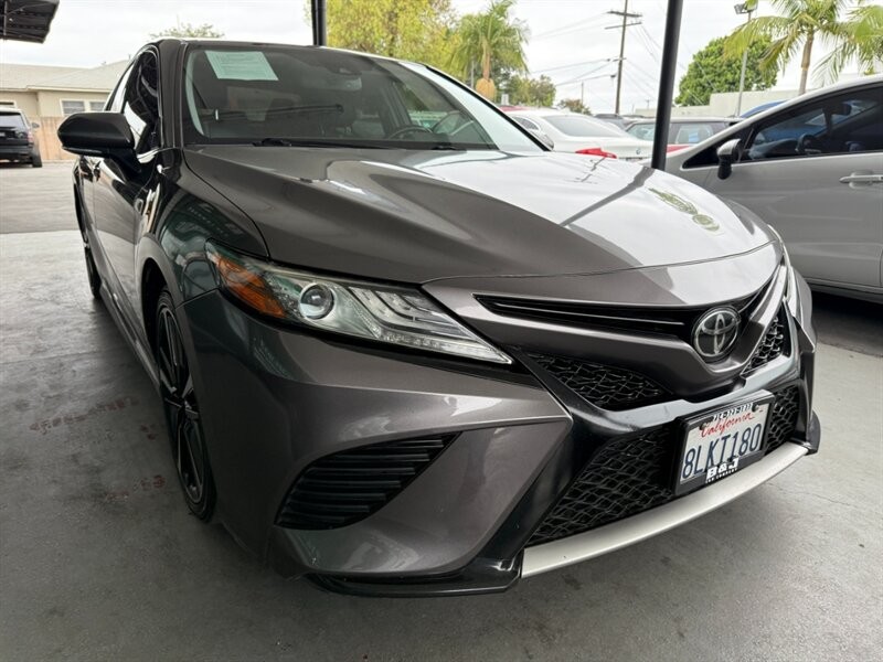 Toyota Camry Vehicle Full-screen Gallery Image 08