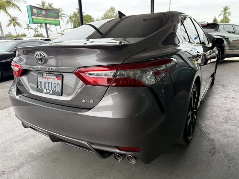 Toyota Camry Vehicle Full-screen Gallery Image 10