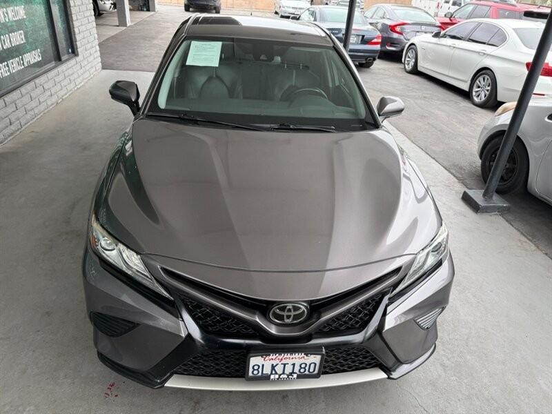 Toyota Camry Vehicle Full-screen Gallery Image 12