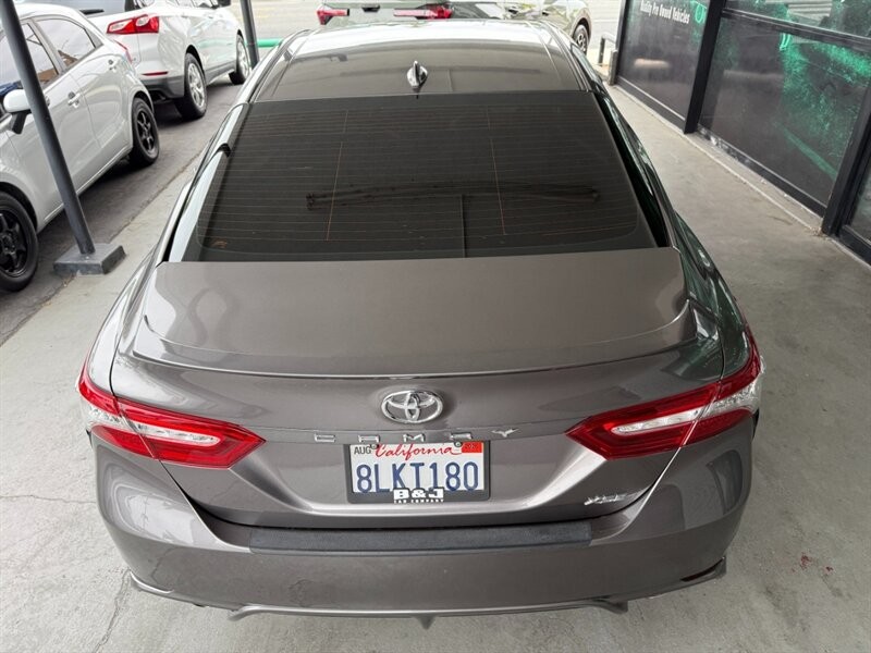 Toyota Camry Vehicle Full-screen Gallery Image 14