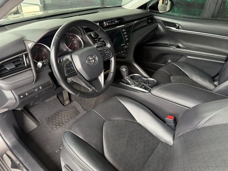 Toyota Camry Vehicle Full-screen Gallery Image 15