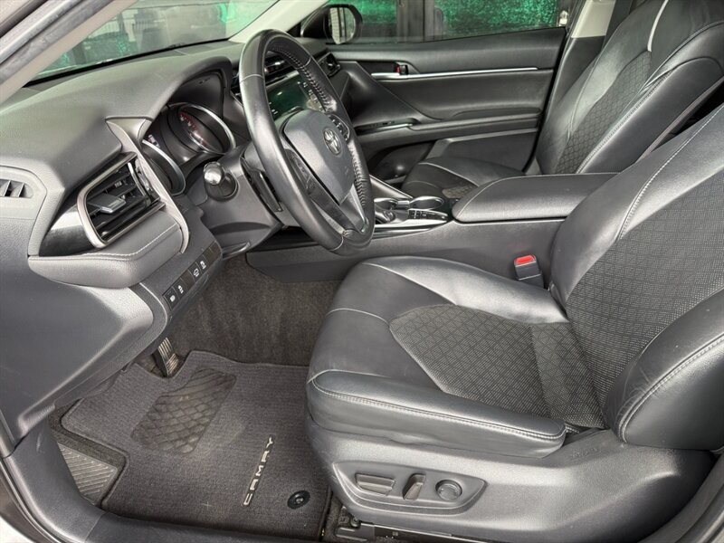 Toyota Camry Vehicle Full-screen Gallery Image 16