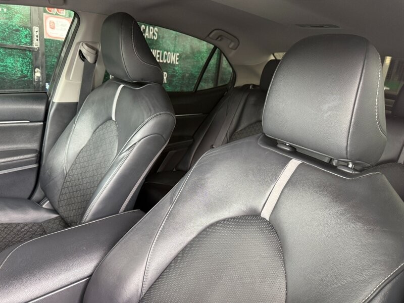 Toyota Camry Vehicle Full-screen Gallery Image 17