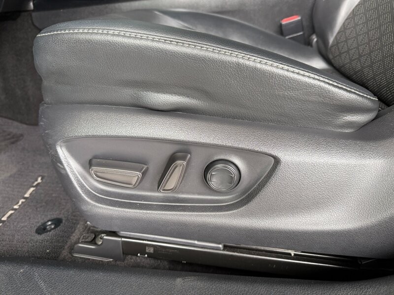 Toyota Camry Vehicle Full-screen Gallery Image 18