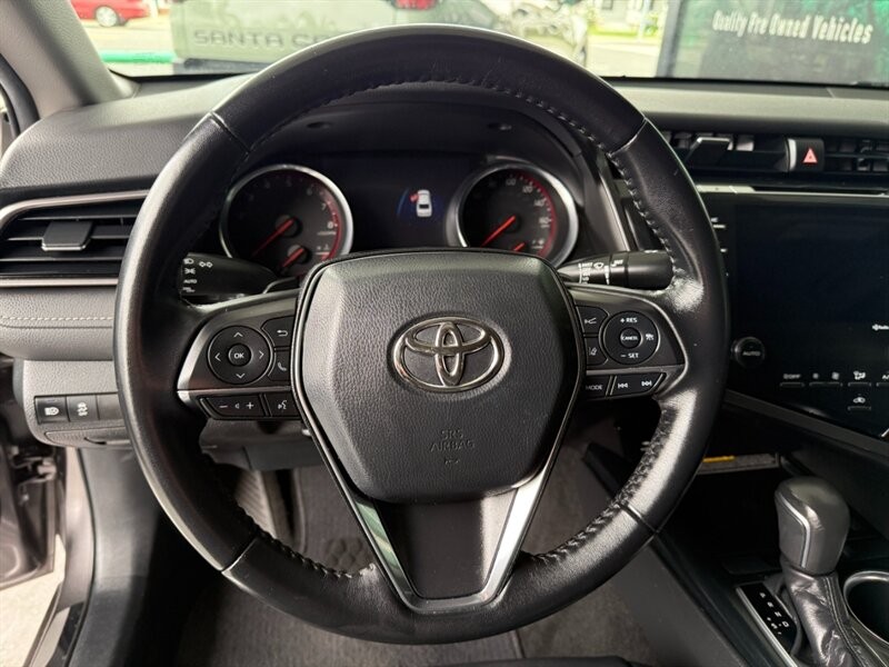 Toyota Camry Vehicle Full-screen Gallery Image 19
