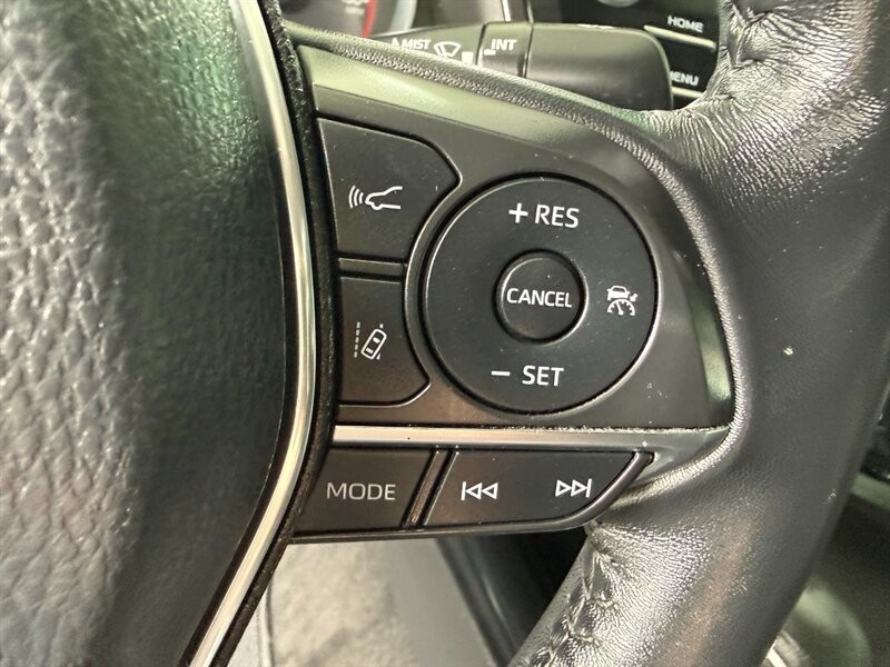 Toyota Camry Vehicle Full-screen Gallery Image 21