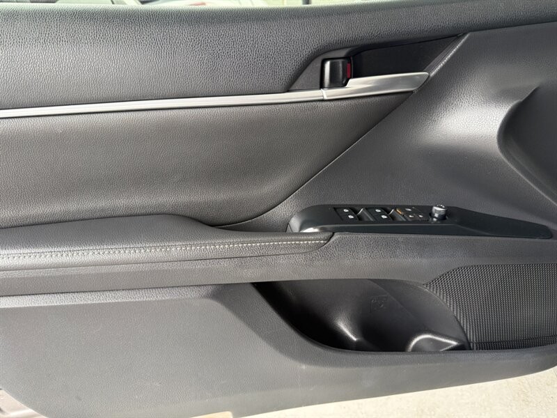 Toyota Camry Vehicle Full-screen Gallery Image 22