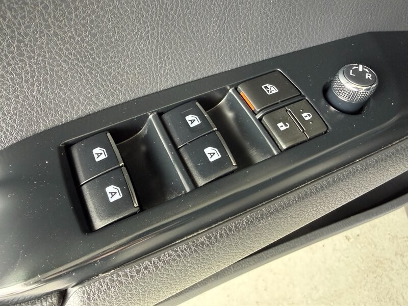Toyota Camry Vehicle Full-screen Gallery Image 23