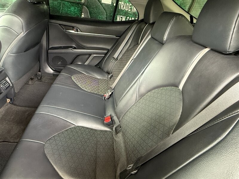 Toyota Camry Vehicle Full-screen Gallery Image 24