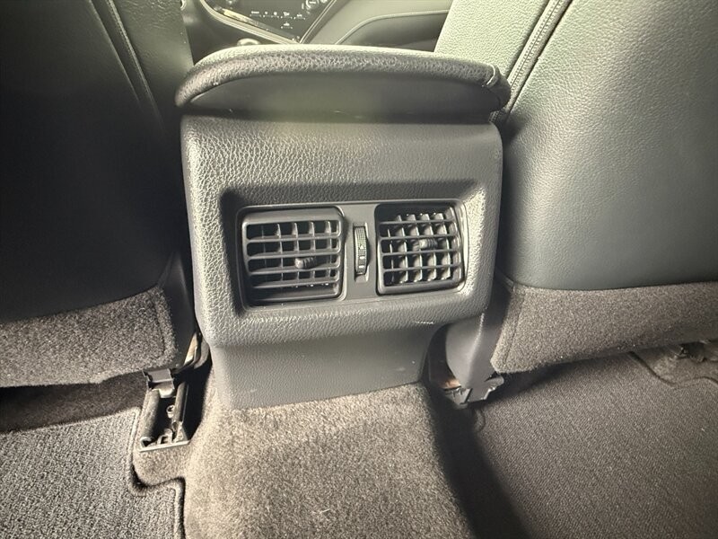 Toyota Camry Vehicle Full-screen Gallery Image 25