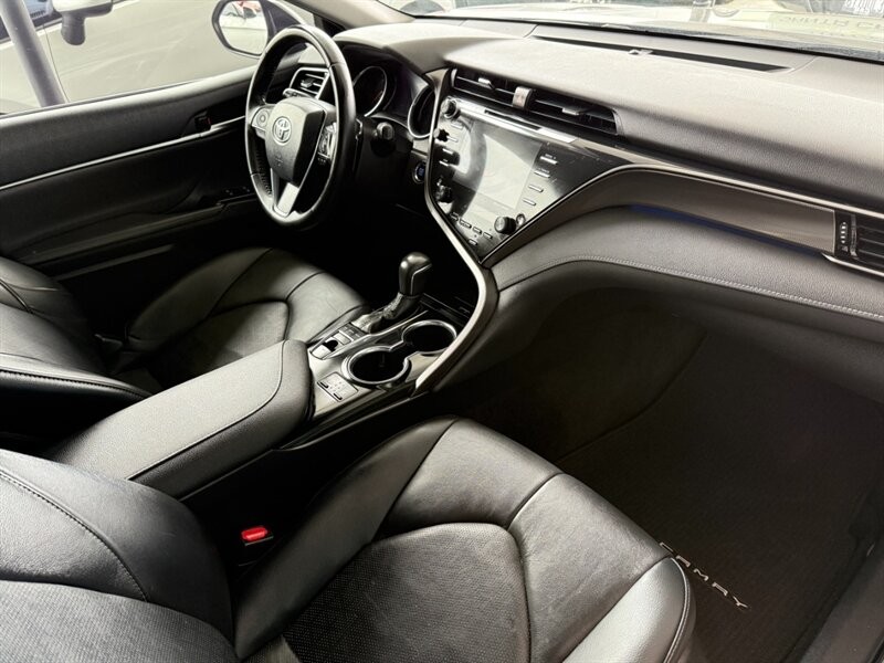 Toyota Camry Vehicle Full-screen Gallery Image 26