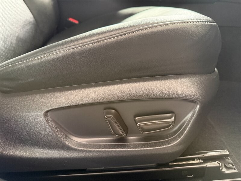 Toyota Camry Vehicle Full-screen Gallery Image 27