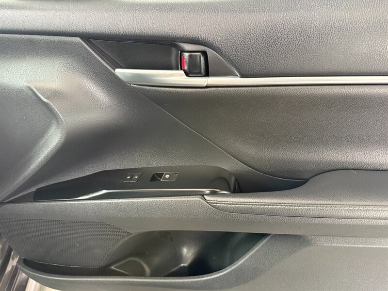 Toyota Camry Vehicle Full-screen Gallery Image 28