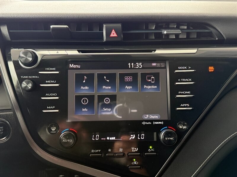 Toyota Camry Vehicle Full-screen Gallery Image 30