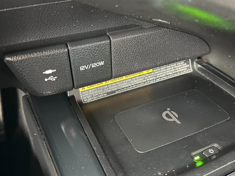 Toyota Camry Vehicle Full-screen Gallery Image 32