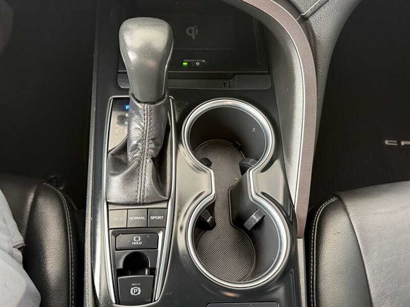 Toyota Camry Vehicle Full-screen Gallery Image 33