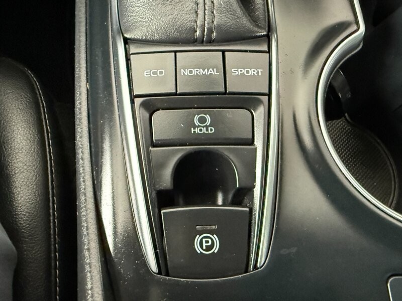 Toyota Camry Vehicle Full-screen Gallery Image 34
