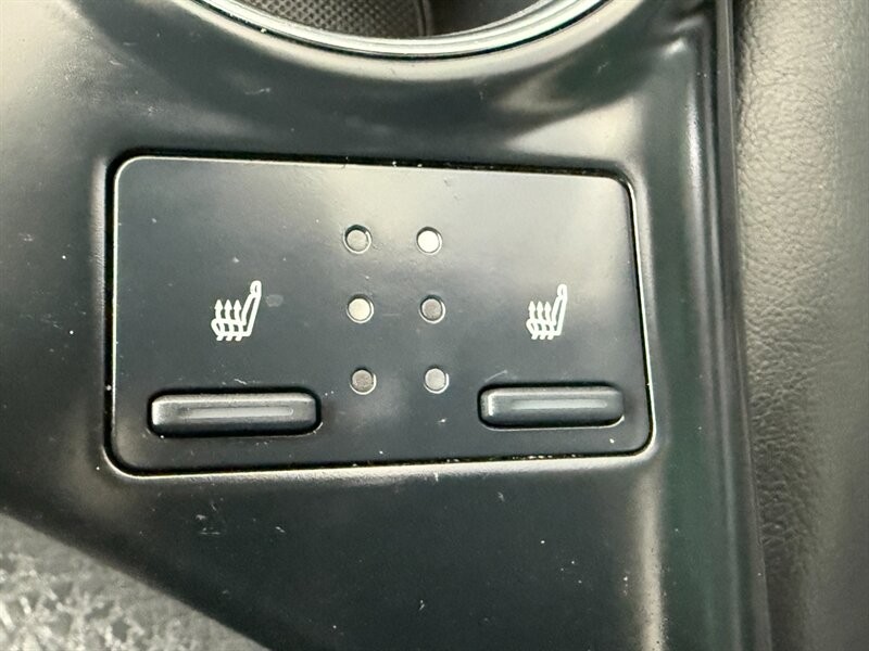 Toyota Camry Vehicle Full-screen Gallery Image 35