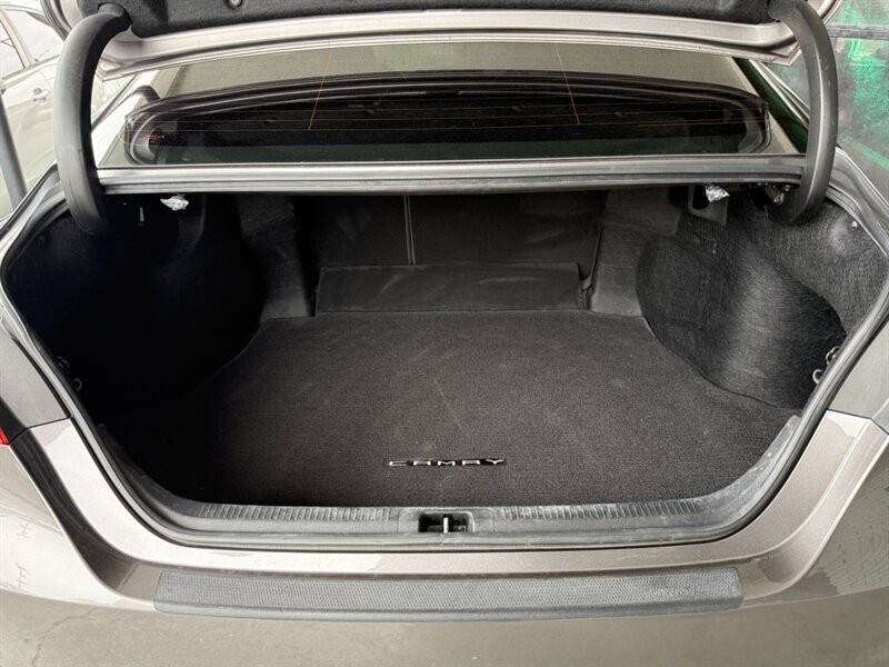 Toyota Camry Vehicle Full-screen Gallery Image 36