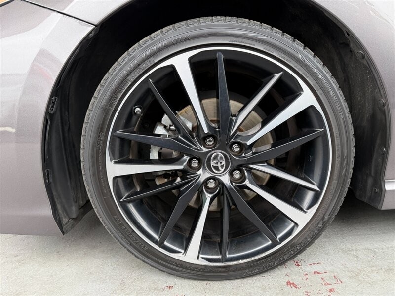 Toyota Camry Vehicle Full-screen Gallery Image 38