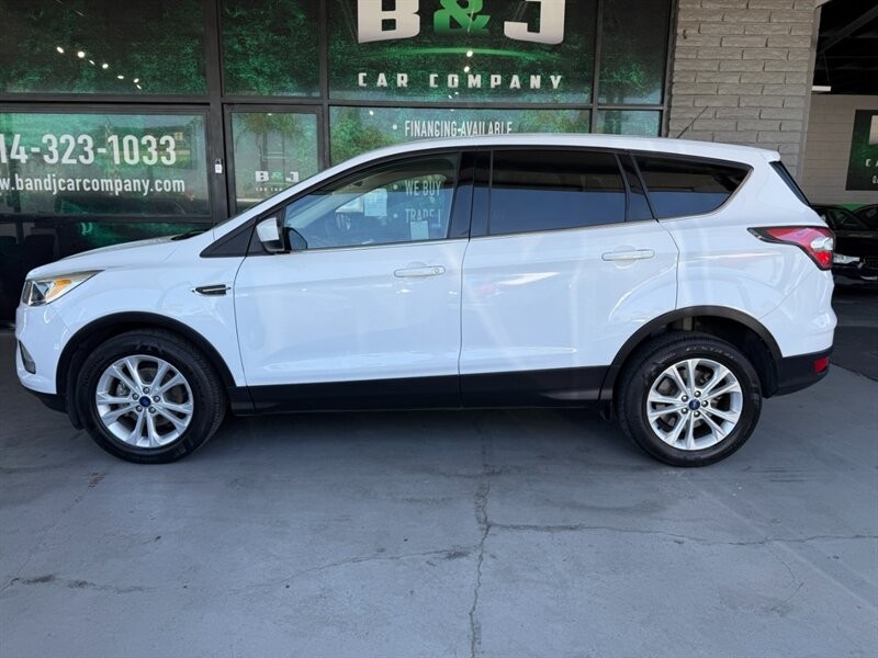 Ford Escape Vehicle Full-screen Gallery Image 04