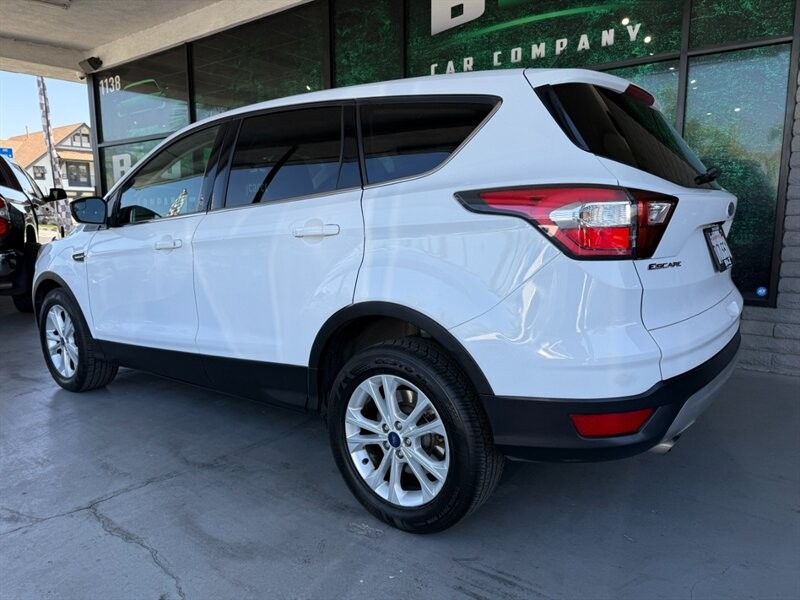 Ford Escape Vehicle Full-screen Gallery Image 06