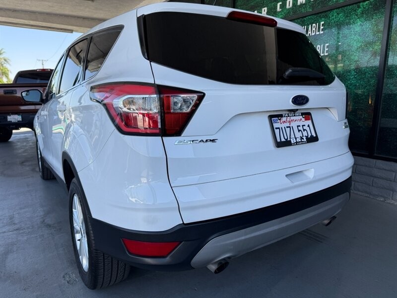 Ford Escape Vehicle Full-screen Gallery Image 07