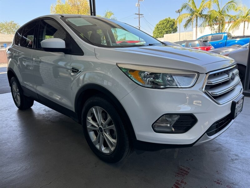 Ford Escape Vehicle Full-screen Gallery Image 08