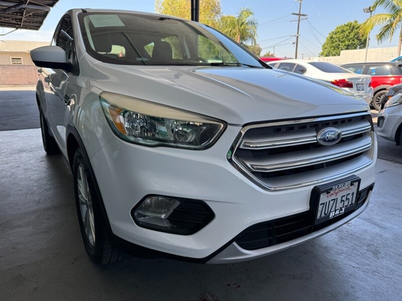 Ford Escape Vehicle Full-screen Gallery Image 09