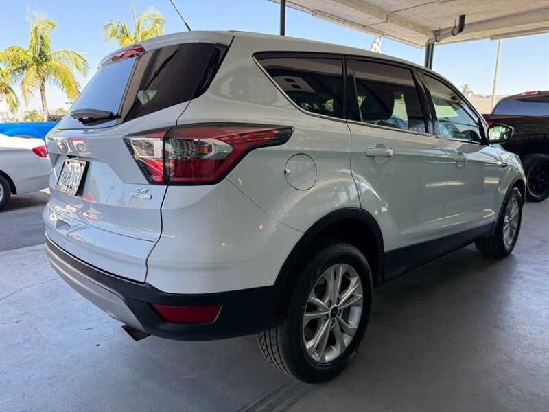 Ford Escape Vehicle Full-screen Gallery Image 10