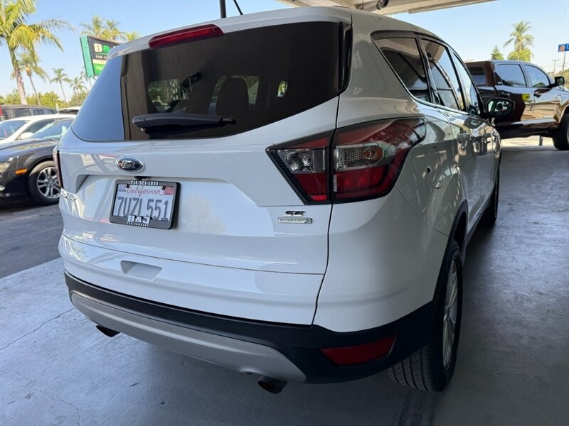 Ford Escape Vehicle Full-screen Gallery Image 11