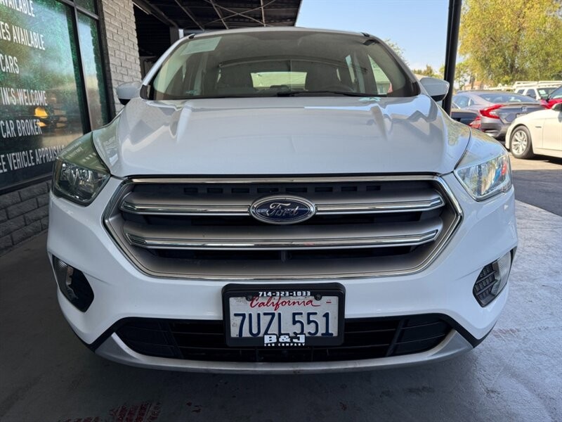 Ford Escape Vehicle Full-screen Gallery Image 12