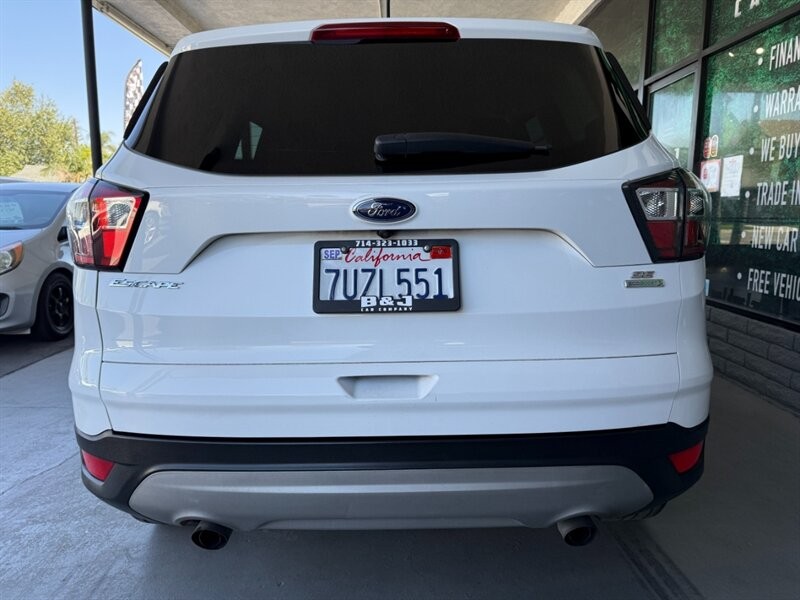 Ford Escape Vehicle Full-screen Gallery Image 14