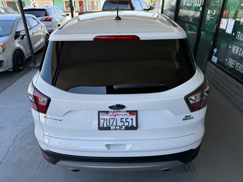 Ford Escape Vehicle Full-screen Gallery Image 15